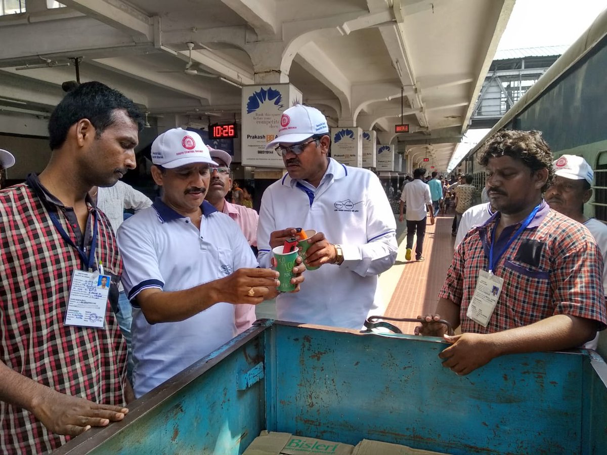 drmsecunderabad's tweet photo. #SwachhNeer (Clean water ) #Secunderabad Railway Staton #StationManager(gaz) #Chief HealthInspector, #SectionEngineer/Works checking RC, PH, TDS in drinking water #H2STest Water samples collected on Platform No1 #Static units. https://t.co/aE6S8Gou7q