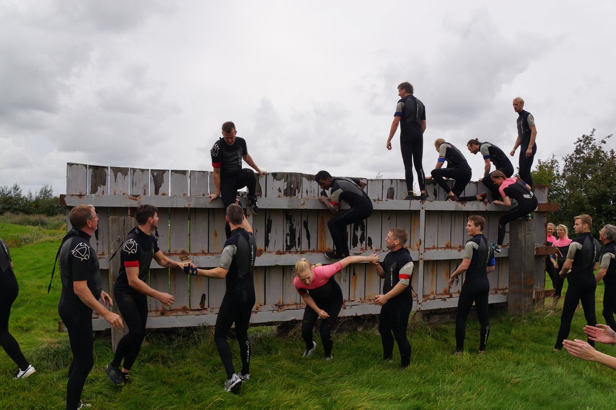 Prommenz's tweet photo. TEAMBUILDING
Afgelopen zaterdag hebben wij in 2 teams een 1100 meter lange stormbaan met 14 hindernissen over water en land gedaan. Snelheid, efficiëntie en samenwerking waren vereiste! https://t.co/WsNbMWzZyt