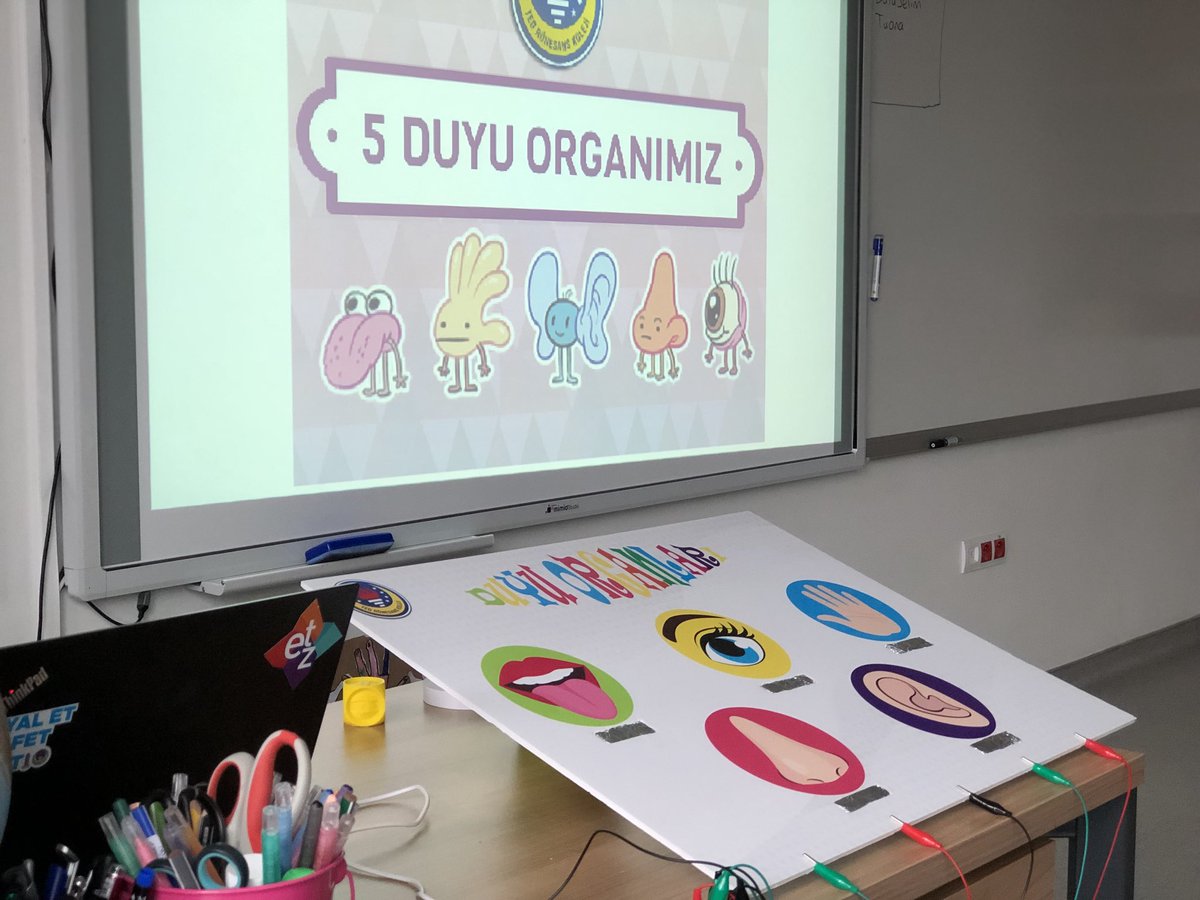 eek_bp_kp_mk's tweet photo. Makey Makey sadece meyvelerle 🍊 piyano 🎹 çalmak için değildir. 😊
Bir parça alüminyum folyo ile harika şeyler yapılabilir, öğrencilerle tasarlanıp derste kullanılabilir. 🤩
#makeymakey #scratch #the5senses #ict #piktochart #egt #edtech #TEDtech https://t.co/Y1QXB4aIsI