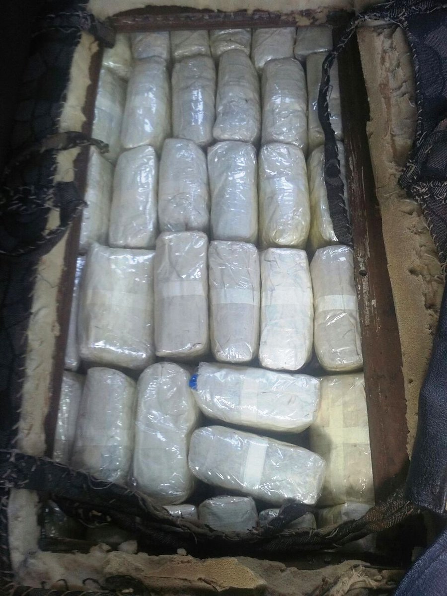 official_dgar's tweet image. Serchhip Bn #AssamRifles set up a #MobileVehicleCheckPost alongwith Mizo Police at Durtlang, Champhai Distt, Mizoram where two  vehicles were intercepted. The search yielded packets of 8,48,000 Meth tablets worth of Rs 8 Crore 48 lakh (@ Rs100 per tablet).
@easterncomd @adgpi