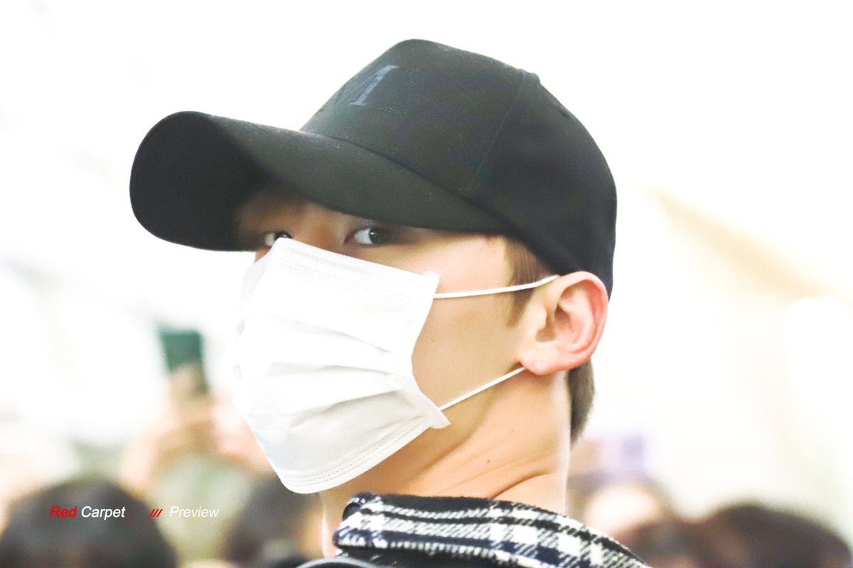 redcarpet_mh's tweet photo. 180928 ICN 😭😭😭😭 #황민현 #민현 https://t.co/tmrInt54Fm