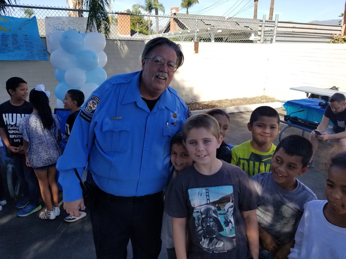 SBCUSDPOLICE's tweet photo. #PoliceCommunityVolunteer Officer Wolk taking time to commingle with #students and #staff of #HuntElementary school. And, for these students they sure enjoy being around Wolk. #ThisWhyWeServe https://t.co/OILcDEJkh0