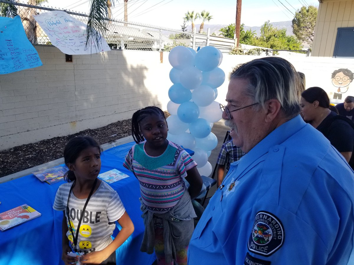 SBCUSDPOLICE's tweet photo. #PoliceCommunityVolunteer Officer Wolk taking time to commingle with #students and #staff of #HuntElementary school. And, for these students they sure enjoy being around Wolk. #ThisWhyWeServe https://t.co/OILcDEJkh0