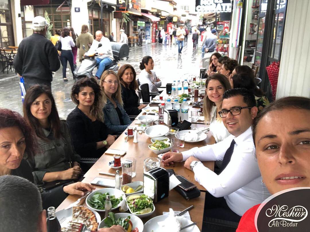 Bugün Garanti Bankası çalışanları ile birlikte Esra ve İlknur hanımların veda yemeğini Meşhur Nazilli Pide Salonu’muzda gerçekleştirdik. Sevgili İlknur ve Esra hanıma yeni çalışma yerlerinde başarı ve mutluluk diliyoruz. 😊
