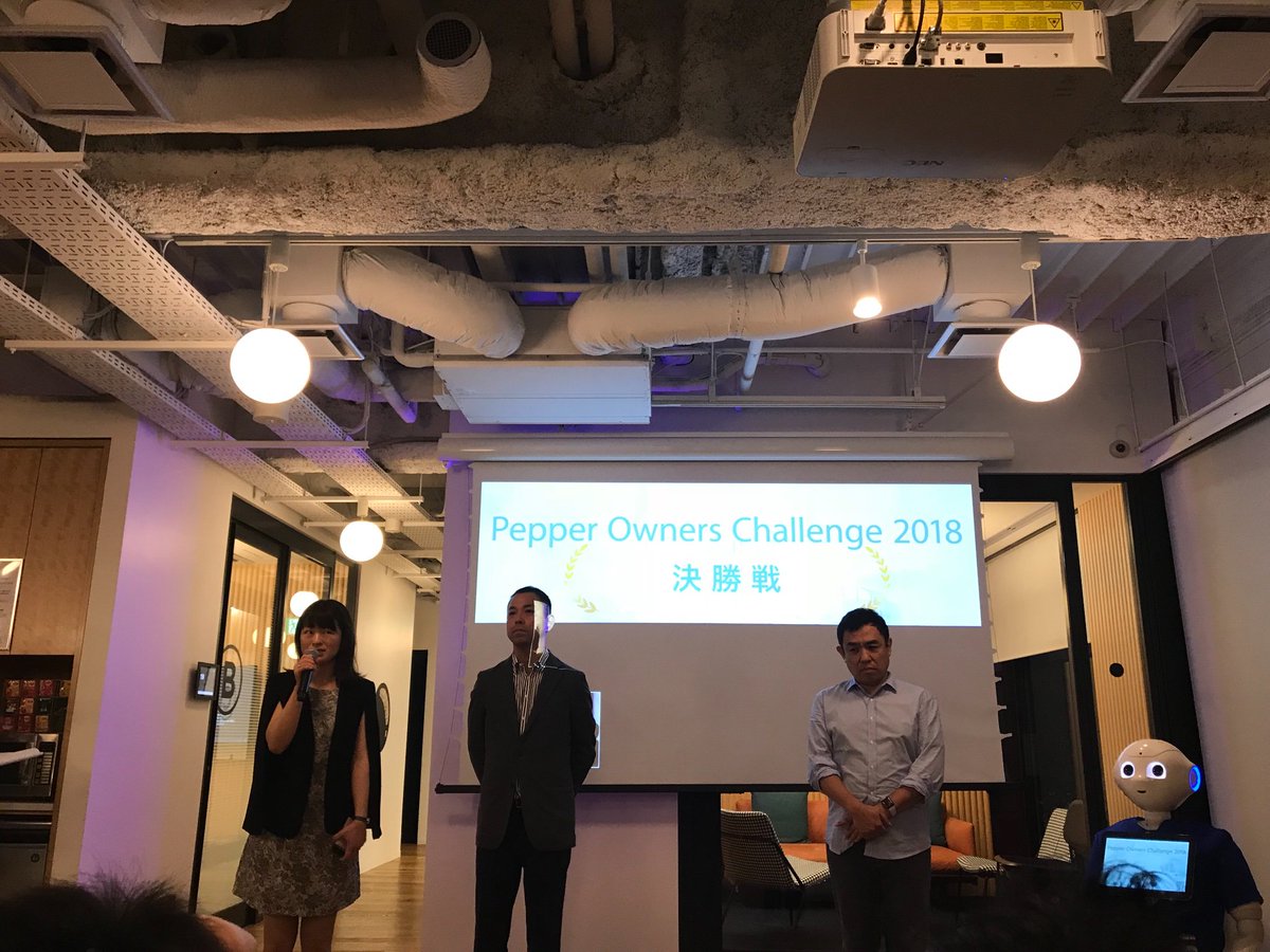 atelierStaff1's tweet photo. 【Pepper Owners Challenge】#poc_2018 #pepper

審査員からの講評の様子です！ https://t.co/j5SX35zuta