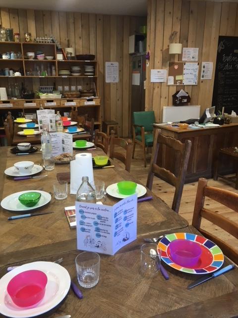 Bayer_FR's tweet photo. [#Bayer] Nos équipes au top de leur forme pour préparer des repas aux côtés des bénévoles du réseau de restaurants participatifs et solidaires @PetitesCantines. De beaux moments de partage et de convivialité ! 🍽😉 #GESCSD https://t.co/OX6qvfeW9a