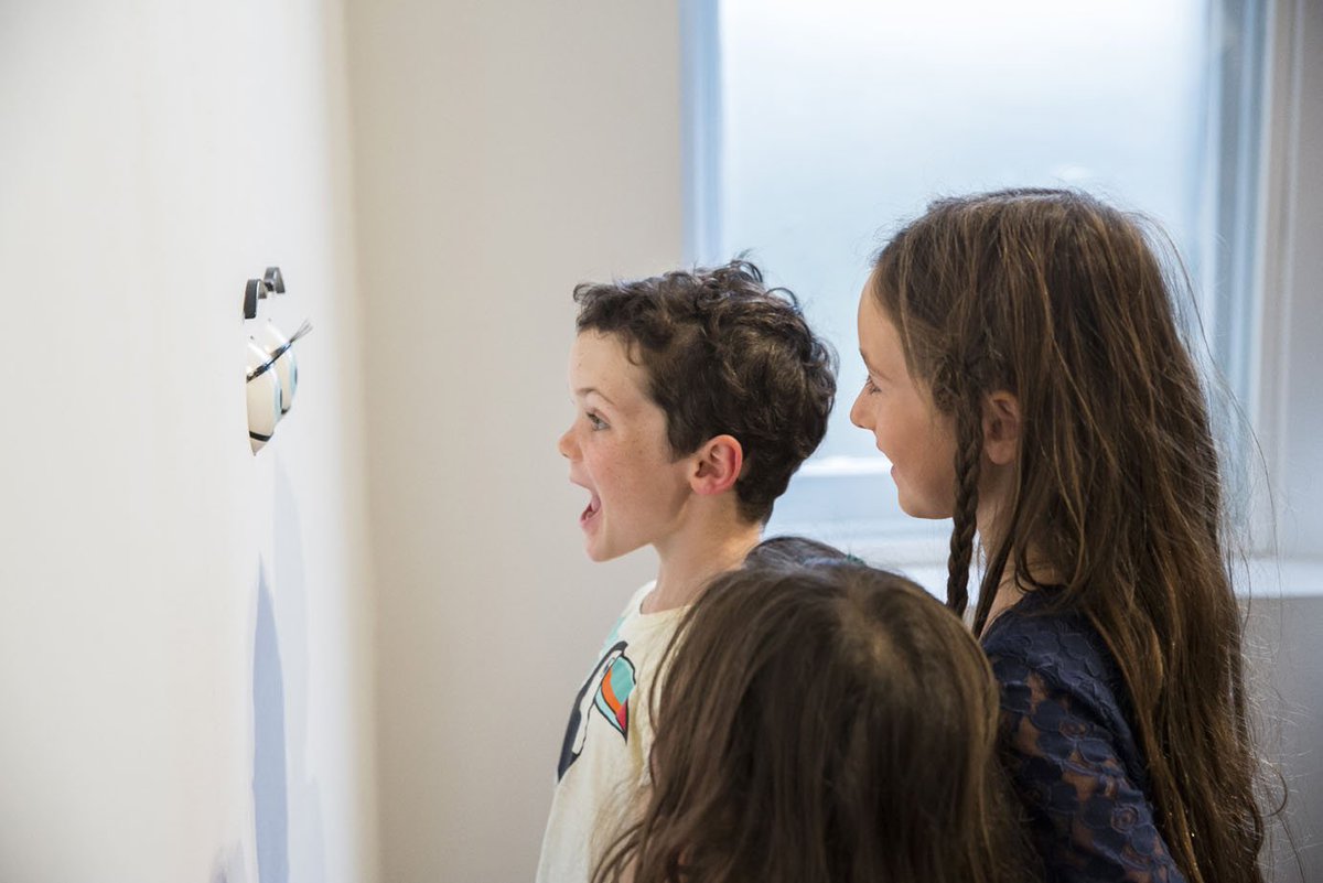 From slap-stick, parody and caricature to the in-joke, one-liner and visual pun, discover the contemporary artists using humour in their work today  

#SLGKNOCKKNOCK  ow.ly/qId230lAcIP