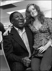 muddyofficial's tweet photo. "I'm a natural-born lovers man."---Muddy Waters (Mannish Boy Lyrics)
Muddy and the beautiful Bonnie Raitt 1977 https://t.co/VnrJaJ4ZLR