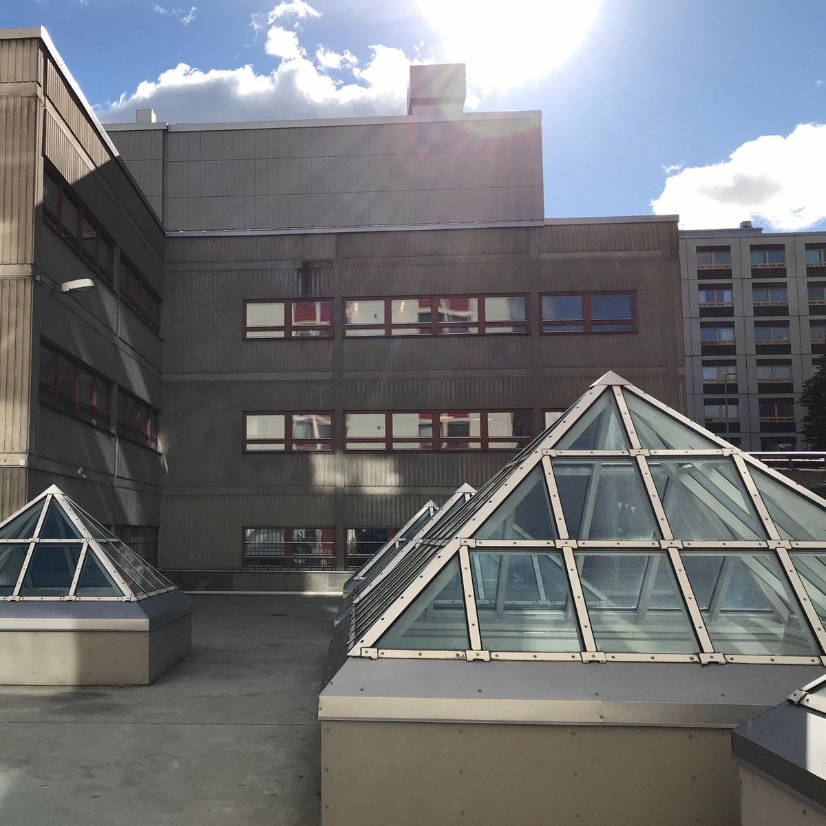 nuorisoala's tweet photo. Murhe pois @Ylioppilaslehti. Kaikki ei ole mennyt! Allianssin upeat lasipyramidit seisoo uljaana paikallaan. 👉 https://t.co/T6WiWEu7Am #vapisealvaraalto #pyramidit https://t.co/26mXZ9fP8J