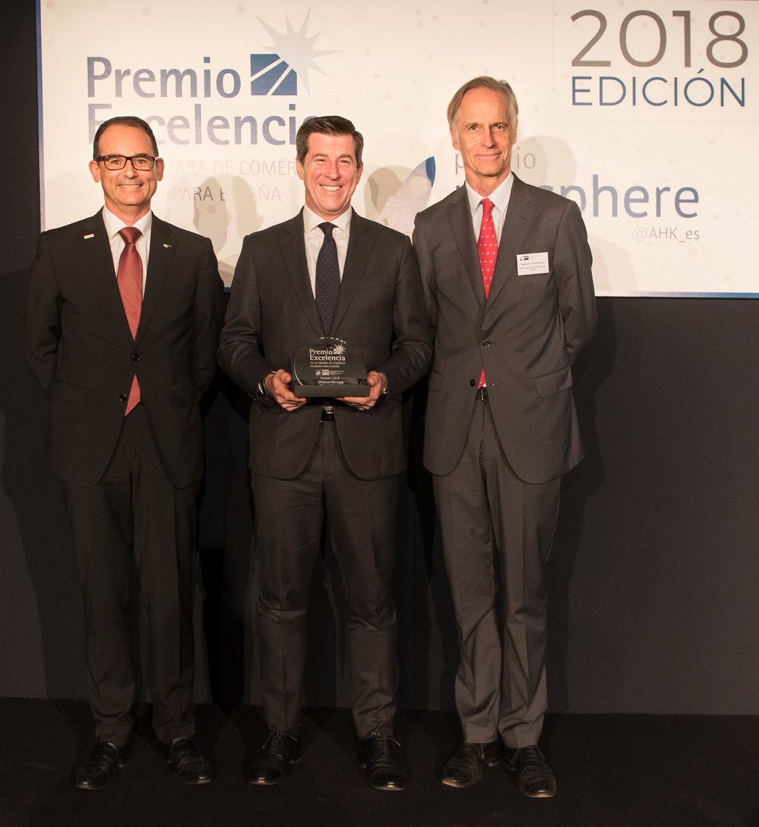 AHK_es's tweet photo. 🏆Nuestra más sincera enhorabuena a todos los premiados y finalistas de los Premios Excelencia y piosphere 2018 que entregamos anoche en Barcelona. ¡Mil gracias a todos los que nos acompañasteis y a los patrocinadores que apoyáis los #PremiosAHK! 👏🏻👉🏻https://t.co/yjO1Zg303i https://t.co/5VVSrZHzS2