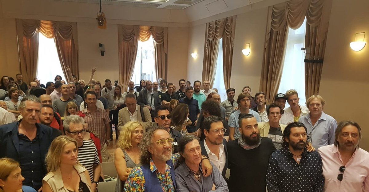 Huecco's tweet photo. Hoy hemos firmado 500 autores para parar las enmiendas q quieren aprobar @PSOE @PPopular @ahorapodemos y @CiudadanosCs y que supondrán dejar sin trabajo a 4.000 autores y 12.000 músicos españoles 🇪🇸 ejecutantes de las madrugadas en 📺. La música de la noche a punto de morir. https://t.co/q6axlzKURu