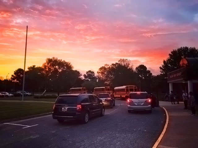 SalemHSNews's tweet photo. Happy Friday Morning SunDevils! Beautiful sunrise over Salem this morning. #SunDevilTimes @MatthewDelaney9 https://t.co/AxOEU5bIlK