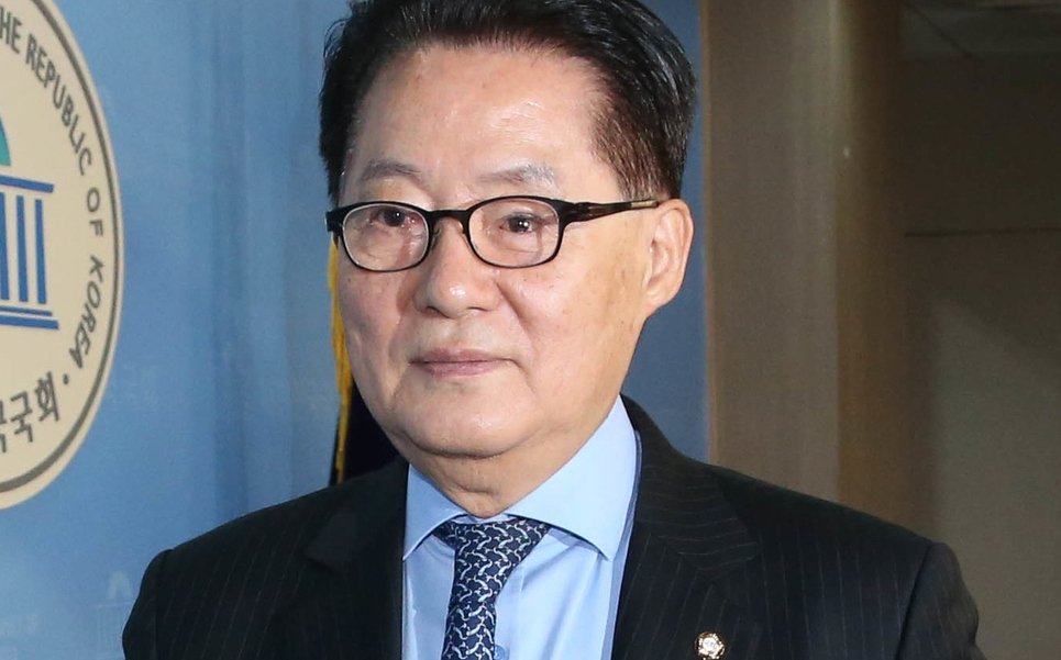 박지원 “문재인, 숨막히게 잘하고 있다…단군 이래 이런 외교 처음”
눈알이 하나 뿐이니 문재인이 사시로 보이나 보다
단군이래 잴 잘하면 노벨상 받은 니 주군 김대중이 보다도 더 잘하냐
전 세계에서 김정은 대변인이라 하는데 나 눈깔에만 잘 보이나 부다
외눈 하나 마져 안 보이면 천리안 되겠다