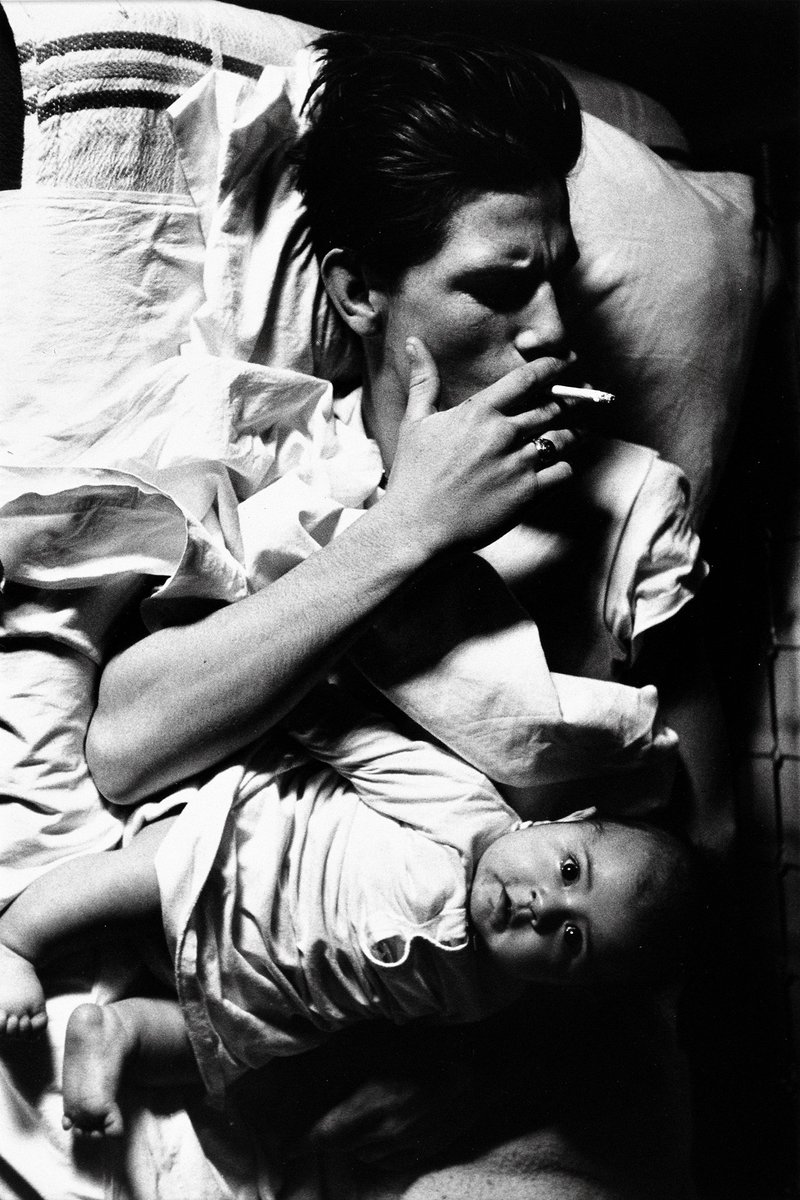 mep_paris's tweet photo. "UNE COLLECTION" #CollectionMEP
Larry Clack photographie toujours les jeunes qui l'entourent. Il est le témoin dénué de tout jugement moral. Publié en 1971, son livre "Tulsa" sur la jeunesse droguée des années 60, fait scandale auprès de la scène artistique.
#LarryClack https://t.co/pYjkOyTtuy