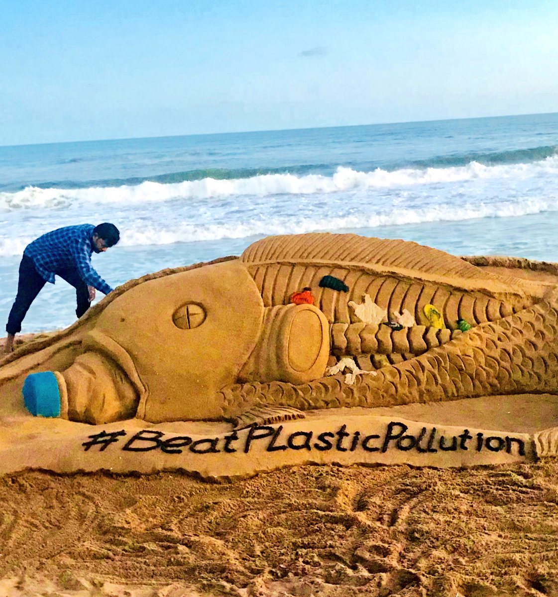 bulqaas135's tweet photo. My latest sand art at Puri beach in #Odisha with message #BeatPlasticPollution . https://t.co/vw14KLOdwc https://t.co/pQrmuBXNYl