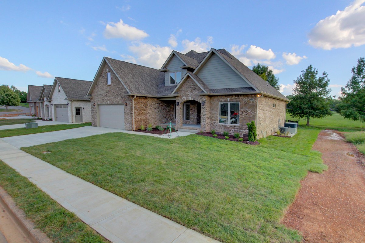 BRMillerCompany's tweet photo. Here are some exterior shots on our latest Savannah Crossing custom home #brmhomesllc #customhomes #clarksvilletn #thedelkfloorplan #meridianbrick #atriumwindows #hardieboard #gliddendrafting https://t.co/lKxAYOWgy2