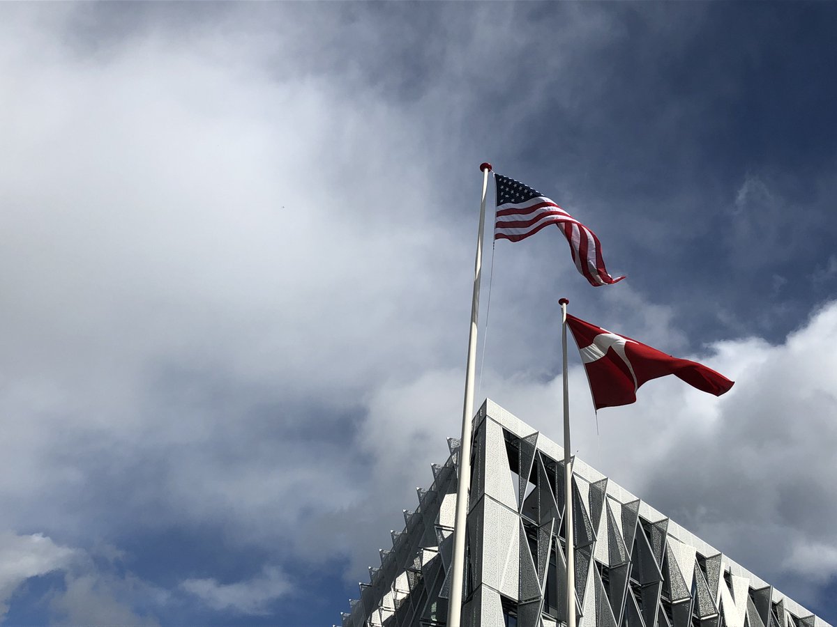 designskolenkd's tweet photo. When asked what characterises Denmark and what we should be most proud of @BarackObama's first answer was: Danish Design! Wauw. We truly believe that #design can help address major societal and environmental challenges and provide people with courage and confidence #designforhope https://t.co/27X7mVsHgE
