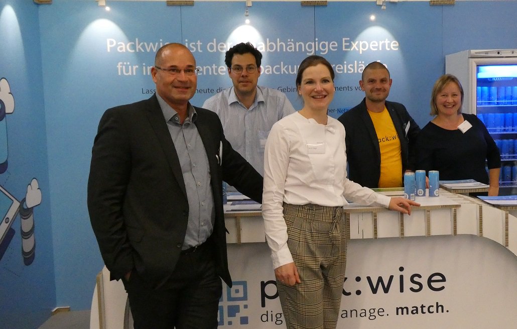 Packwise_B2B's tweet photo. Wir bedanken uns bei allen Interessierten, mit denen wir auf der FachPack 2018 in Nürnberg wertvolle Gespräche führen konnten. Für uns war es ein inspirierender Austausch zur digitalisierten Kreislaufwirtschaft 4.0 für Industrieverpackungen. https://t.co/nKZValXjIe
