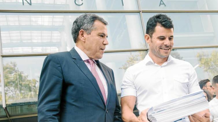 Javier Santos, el supuesto hijo de Julio Iglesias, abre ahora un nuevo frente contra el periodista Pepe Navarro. Hoy te lo contamos en #VayaTela660 en <a href="/canalsur/">CanalSur</a> con <a href="/sergiomorante/">Sergio Morante</a>