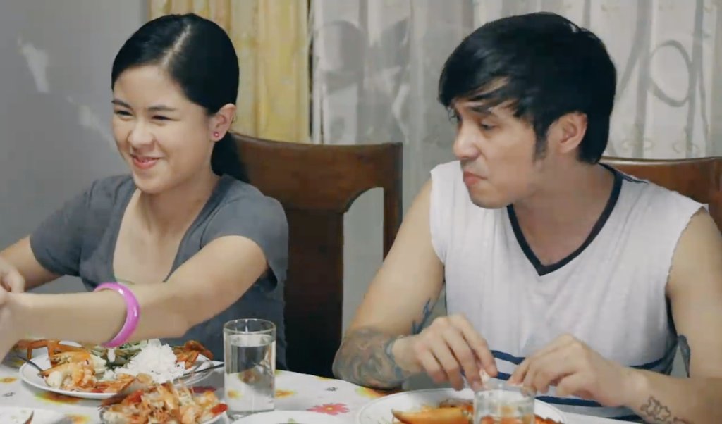 superkdkd's tweet photo. Reaction ni Shiela nung inabutan sya ng rice ni Lola Becca. Eh kaso nasita sya ni Kuya Ato dapat daw dahan dahan kung kumain kasi sosyal ang UDM. Kaya ayan reaction nya, walang pakialamanan daw hahaha.
@delavinkisses
#PlayHouseQuickEscape
#ABSCBNBallFanFave Kisses Delavin https://t.co/qECPOgBwJr