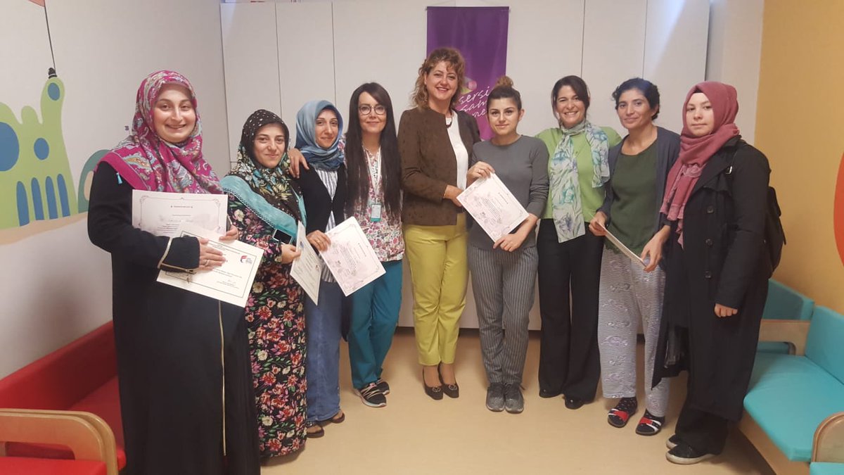 KansersizYasam's tweet photo. annelerimiz bugün KOSGEB eğitim belgelerini ve Kansersiz Yaşam Derneği teşekkür belgelerini aldılar. Artık onların da kolunda birer altın bilezik var. Kansersiz Yaşam ideali için, yeni projelerle umutları yeşertmeye devam edeceğiz. #kansersizyasamanneleri #yasam #anne #interfed https://t.co/rYsddwuQwU