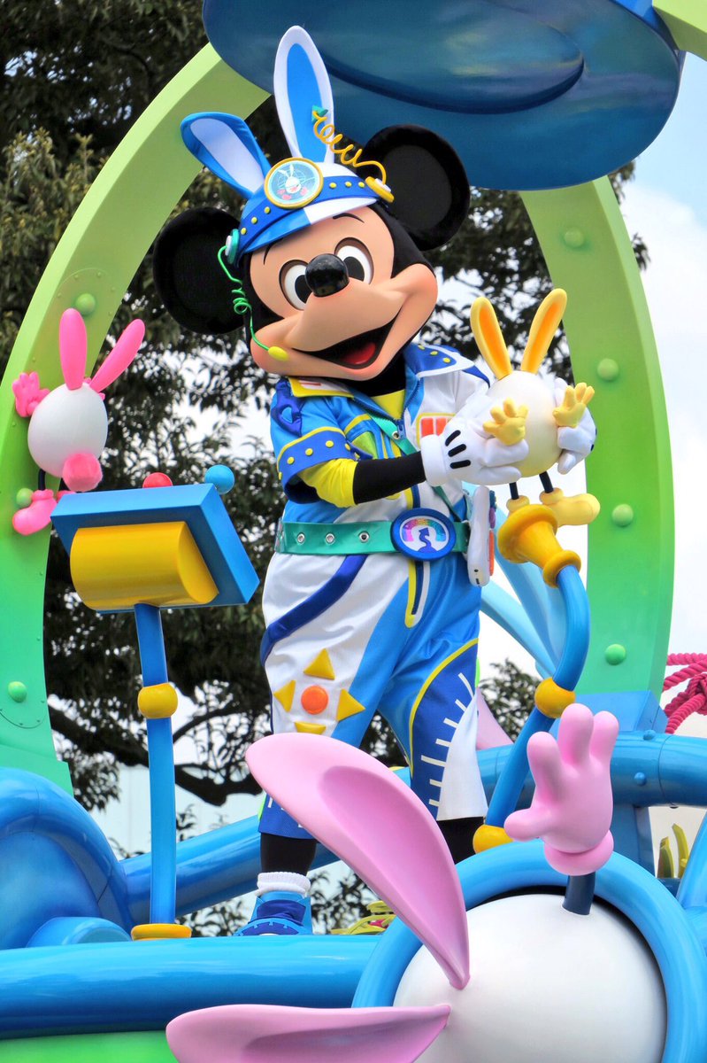 Twitter 上的 つっちー Dあか うさたま復活が決まったので 過去のアルバムから うさたまを捕まえたミッキー キャラクターとうさたまを絡めて撮るのが当時の課題だった 来年のイースターではどんなパレードになるか いまから楽しみ W 17年4月17日撮影