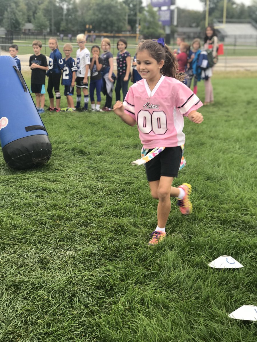 mrs_mcgounBE_PE's tweet photo. I have the best job ever! Thank you @coltsyouthfb and @BHSdogsfootball for spending the morning with our kiddos yesterday morning! https://t.co/iBaRbhl3ha