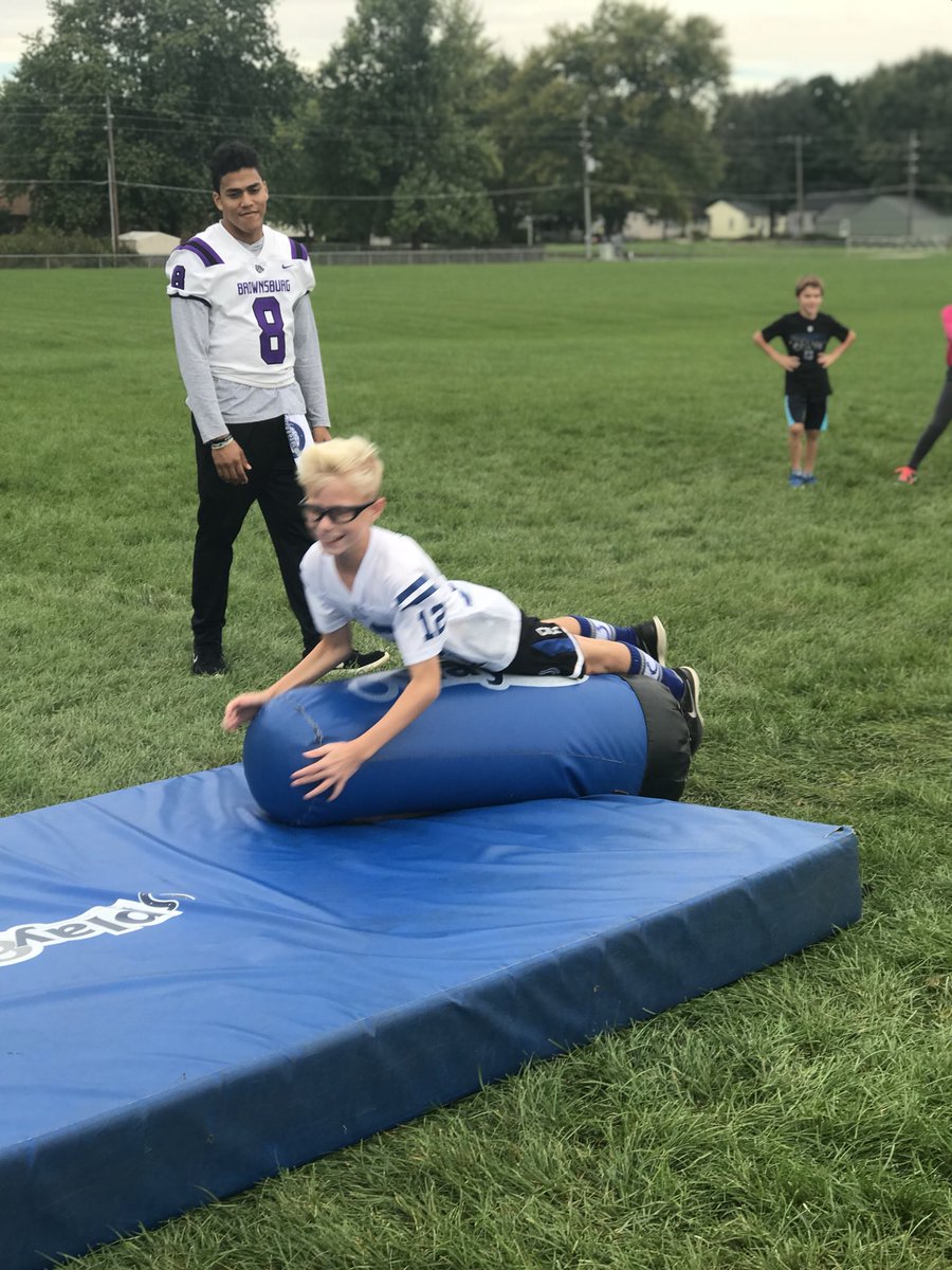 mrs_mcgounBE_PE's tweet photo. I have the best job ever! Thank you @coltsyouthfb and @BHSdogsfootball for spending the morning with our kiddos yesterday morning! https://t.co/iBaRbhl3ha