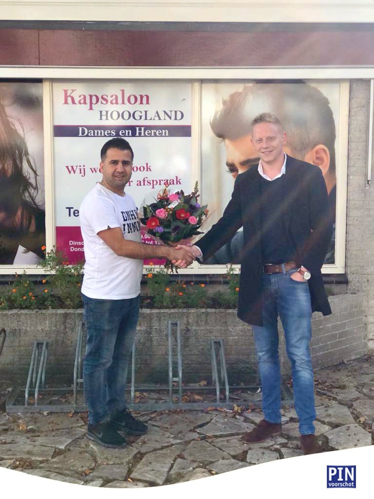 We verwelkomen onze 1000ste klant! Karst bracht Kapsalon Hoogland een bloemetje. Mooie mijlpaal! #mkb #financiering #mijlpaal