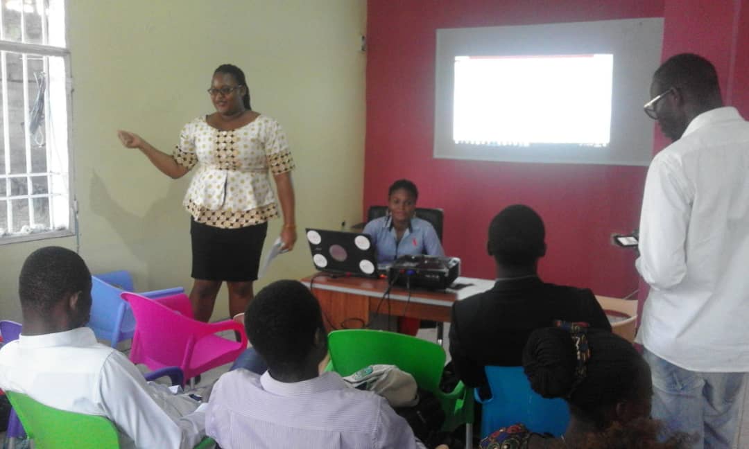 RaissaTshikand4's tweet image. @habariRDC  #cafeblog cet après-midi les blogueurs réunis et discute sur une question :  comment suivre l&apos;impact d&apos;un billet de blog(article)   @SMupfuni @ypard_rdc @muyembe @sakalemien