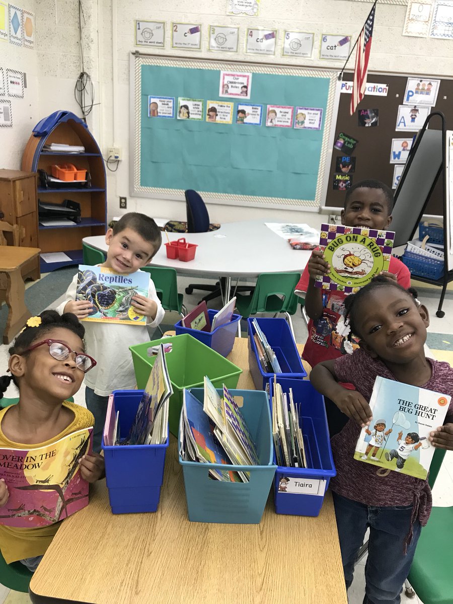 Book shopping in Room 32! <a href="/PLVBears/">Pleasantville Elementary</a> #polarpride