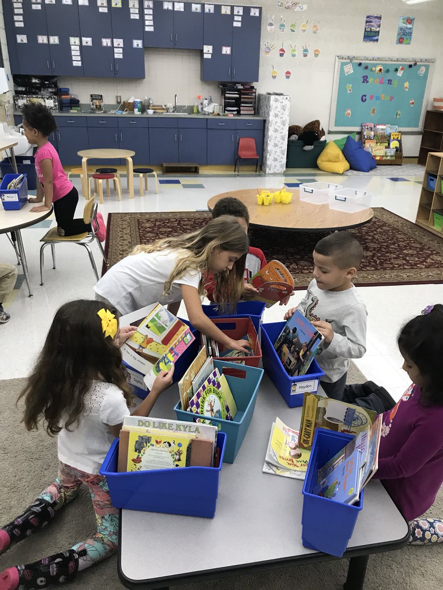 tbirzes's tweet photo. Book shopping in Room 32! @PLVBears #polarpride https://t.co/Sl1fGBAq7Y