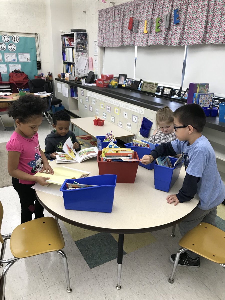 tbirzes's tweet photo. Book shopping in Room 32! @PLVBears #polarpride https://t.co/Sl1fGBAq7Y