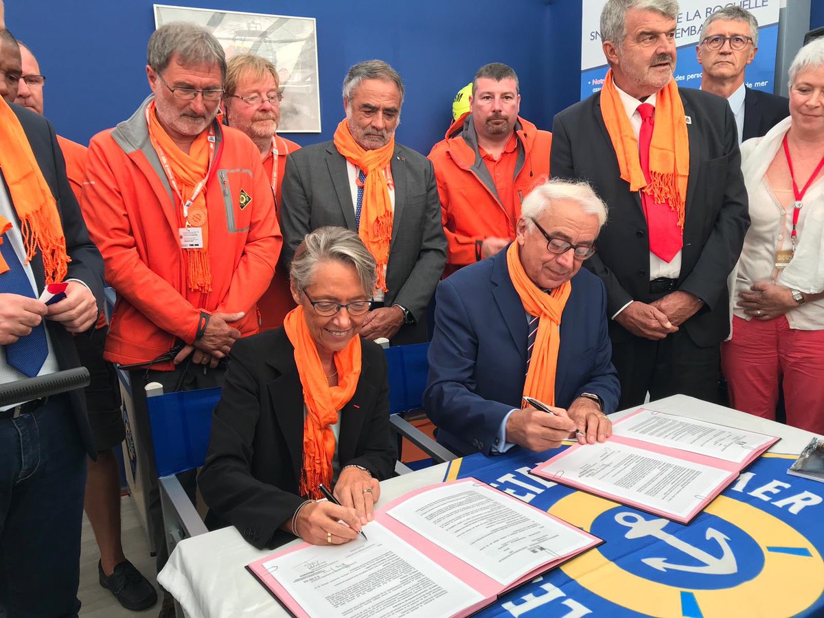 Elisabeth_Borne's tweet photo. Les @SauveteursenMer accomplissent une mission essentielle au service de tous, ils doivent avoir toute notre reconnaissance. 

Très fière de signer la convention renforçant le soutien financier de l’Etat à la SNSM, comme @EmmanuelMacron s’y était engagé.

https://t.co/Thbk6bk1G2 https://t.co/bhaqTiTZen