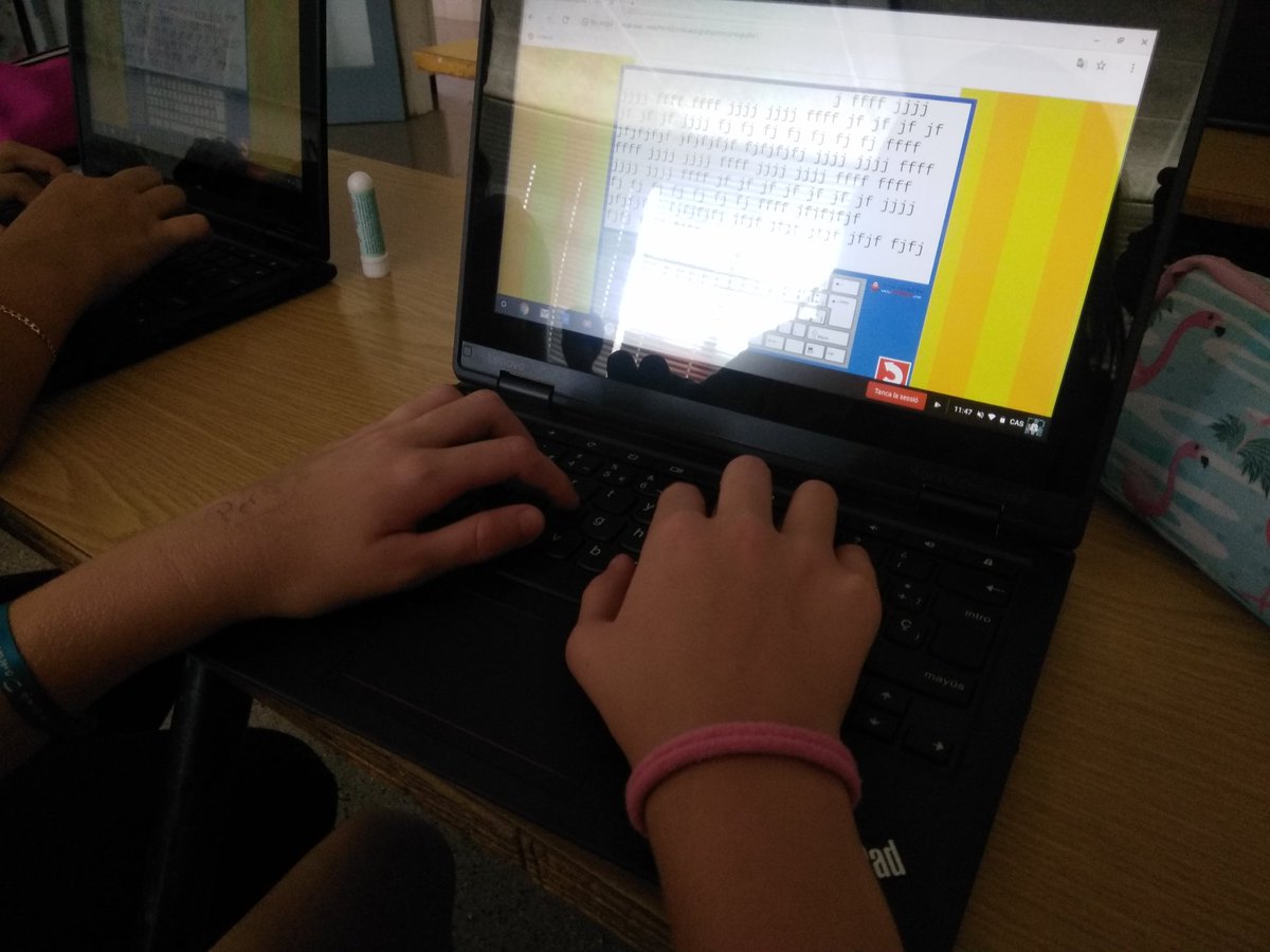 FEDAC_Angles's tweet photo. Amb el #Vedoque i els #chormebooks @googlechrome millorem en "ordinagrafia" agafant agilitat i corregint la posició dels dits en el teclat. 👦👧⌨️✋ #avuixdemà #passióxeducar #educacióprimària @FEDAC_Angles @twtFEDAC #tactil https://t.co/rSRrvfGI0I