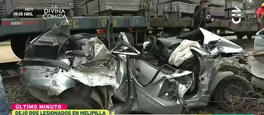 chvnoticias's tweet photo. La copiloto está embarazada: Brutal accidente de un tren de carga y un auto dejó al vehículo hecho añicos https://t.co/Lm8k51CJQn https://t.co/7B6UWambdx