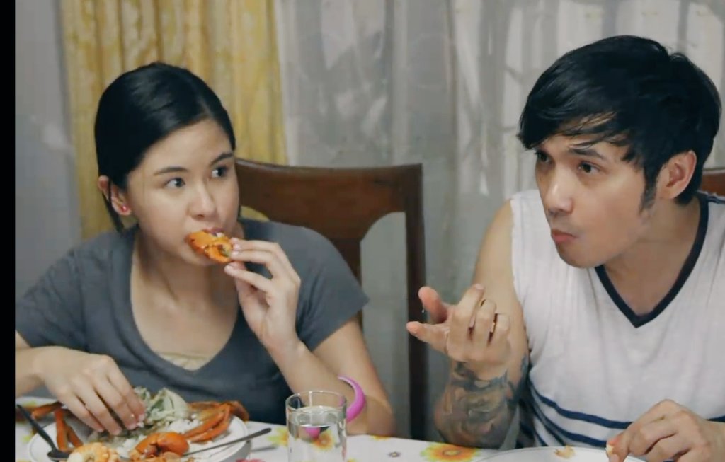superkdkd's tweet photo. Little things I noticed sa #PlayHouseQuickEscape. Real sibling love between Kuya Marlon & Shiela. I can relate. If kumakain kasi kami ng crabs, if hindi si Papa naghihimay for me, mga Kuya ko, esp yung sinundan ko na Kuya. Bago sya kumain, puno ng hinimay na crabs plate ko β€ https://t.co/YEJ0MD6u2o