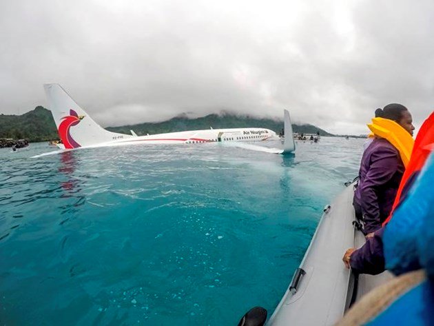 Everybody on plane survives crash landing in Pacific lagoon: bit.ly/2xUUrK7 https://t.co/mrUd160oXV