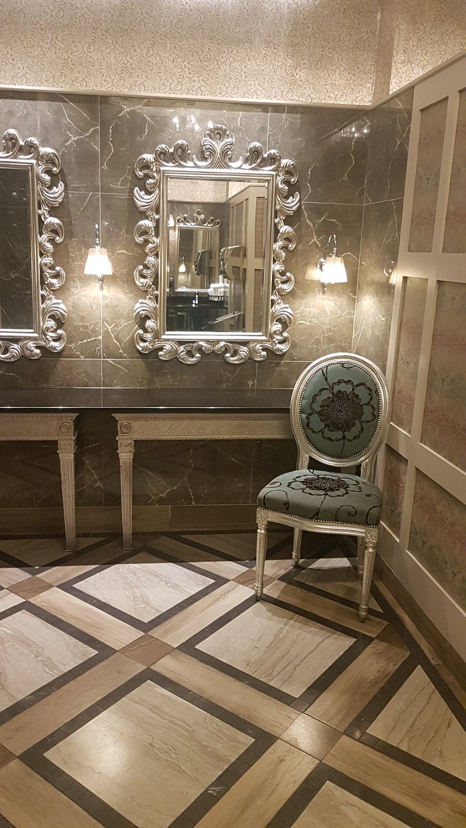 Hanlols's tweet photo. I'd work from this bathroom!!!!!! @johncriordan said it's possible!!!! @GrowRemoteIrl #growremote2018 https://t.co/eIvz3sEV75
