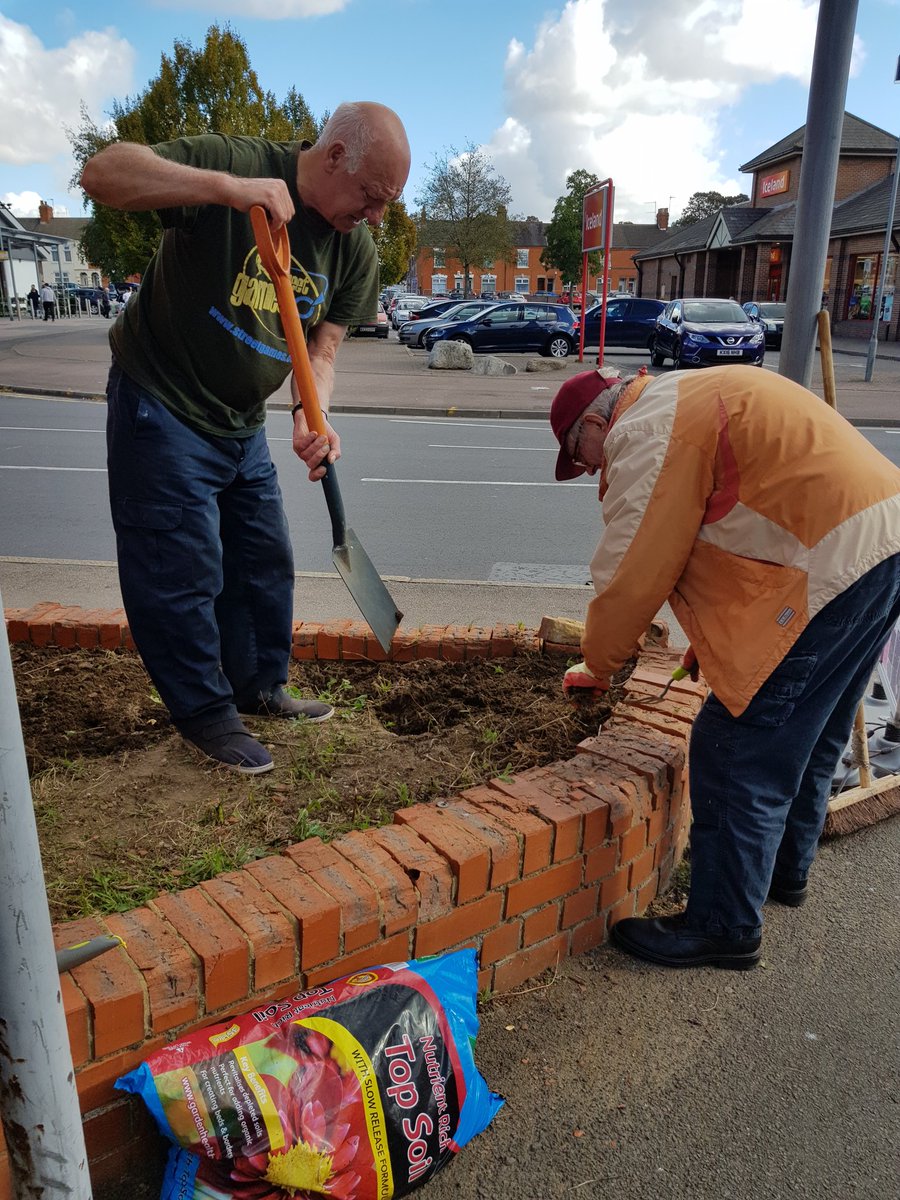 rufiaashraf's tweet photo. Local volunteers help me plant flowers on abandoned space to stop people from fly tipping there. Thank you both. @NBCLabourGroup #keepstjamestidy #scottfowler #CeanerGreenSaferstjames @g1uqf https://t.co/QfAxYc9RGC