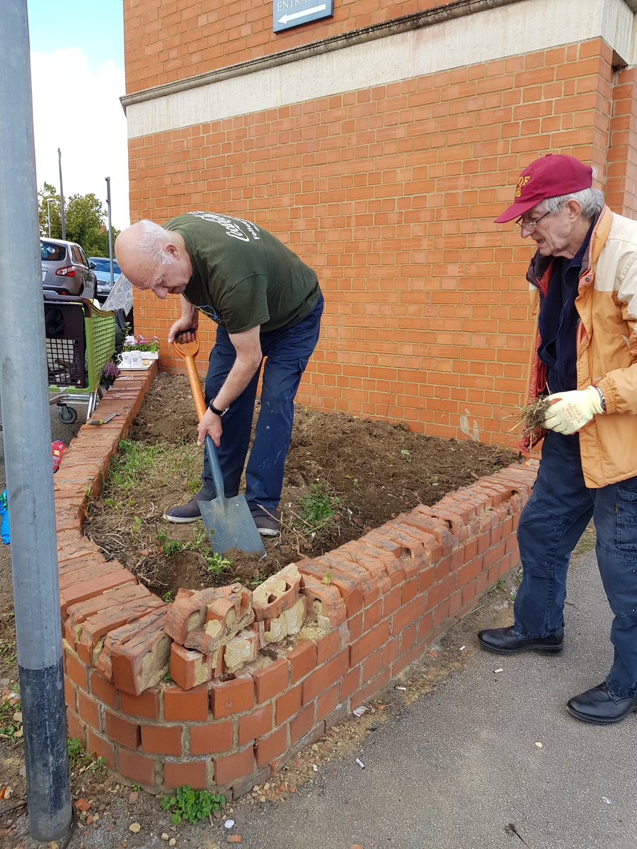 rufiaashraf's tweet photo. Local volunteers help me plant flowers on abandoned space to stop people from fly tipping there. Thank you both. @NBCLabourGroup #keepstjamestidy #scottfowler #CeanerGreenSaferstjames @g1uqf https://t.co/QfAxYc9RGC