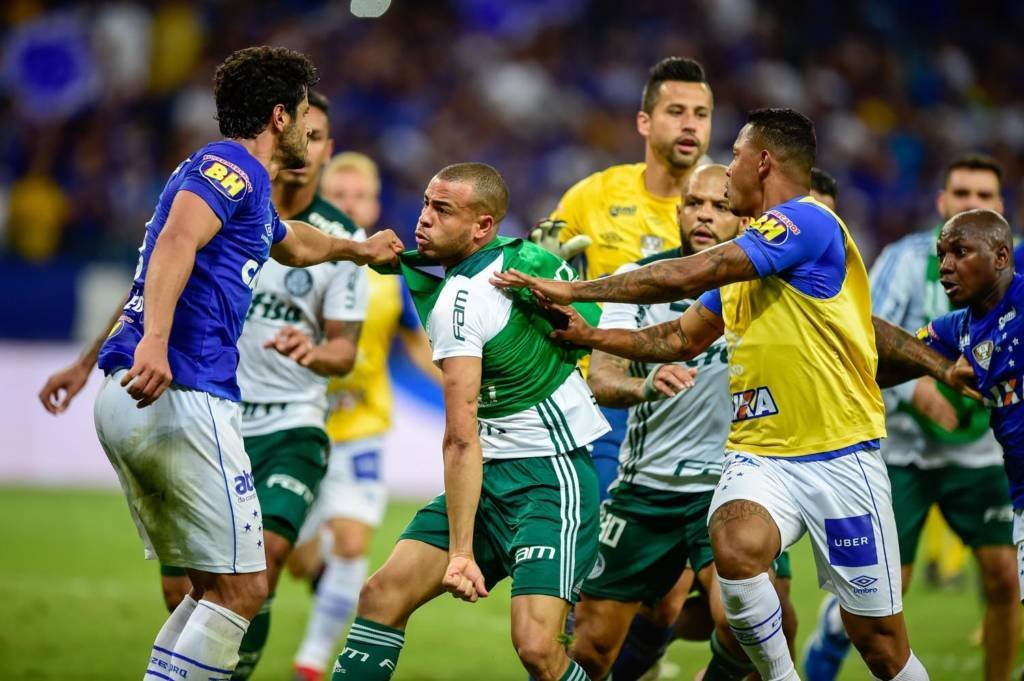 CRUZEIROteca's tweet photo. ❝Olha só, pra falar do Léo. Eu joguei com o ele no Cruzeiro e no Grêmio, foram quase 5 anos de convivência. Posso afirmar. O Léo não briga com ninguém. Ninguém!❞ Roger (@galeraflores)
É pelo jeito, ninguém entendeu o Mayke nessa treta. https://t.co/H4esiRfSor