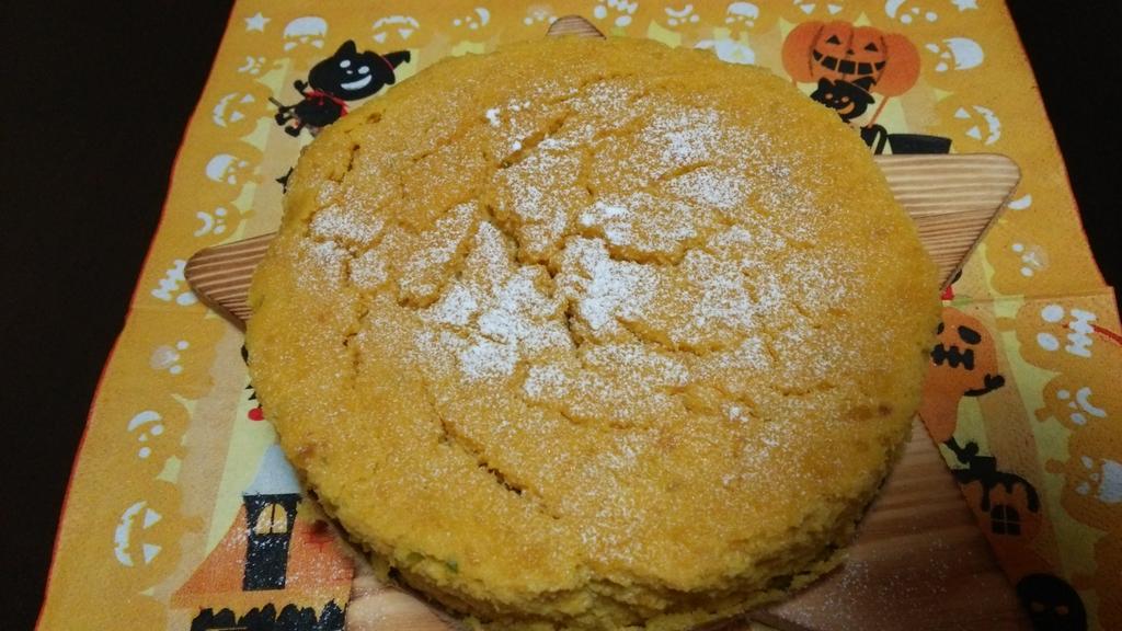 pinkyheart1122's tweet photo. 【低糖質かぼちゃケーキ】

🎃材料(15cm丸型)

・かぼちゃ 120g
・生おから 150g
・アーモンドミルク 200cc
・ラカント 40g
・卵 2コ

🎃P 21.4：F 16.4：C 34.2(1切れ8.5)

🎃かぼちゃを低糖質で食べたくて٩作った(ˊᗜˋ*)و
1ホール食べても400kcal！
おからでお腹めっちゃ膨れる😳

 #リコスイーツ https://t.co/YKeRpYuyFR