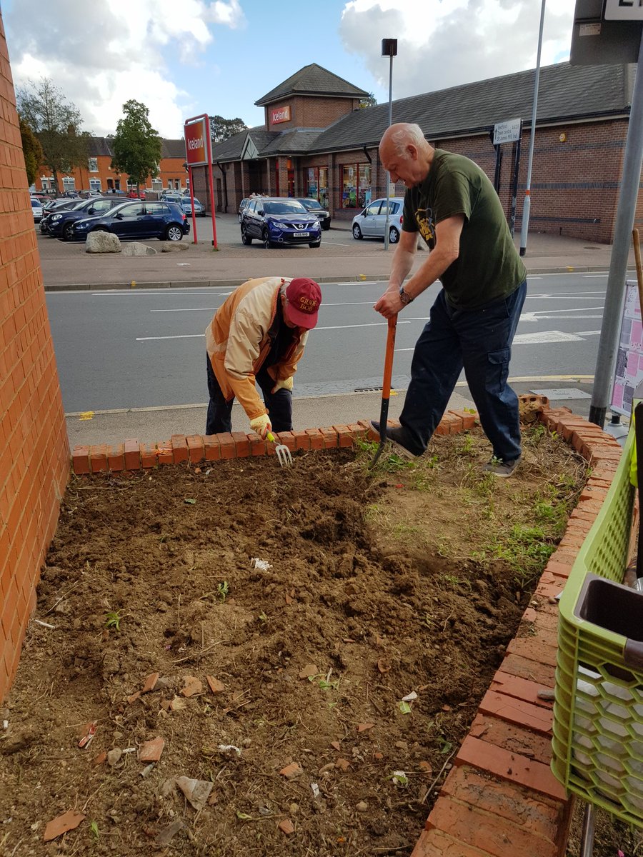 rufiaashraf's tweet photo. Local volunteers help me plant flowers on abandoned space to stop people from fly tipping there. Thank you both. @NBCLabourGroup #keepstjamestidy #scottfowler #CeanerGreenSaferstjames @g1uqf https://t.co/QfAxYc9RGC