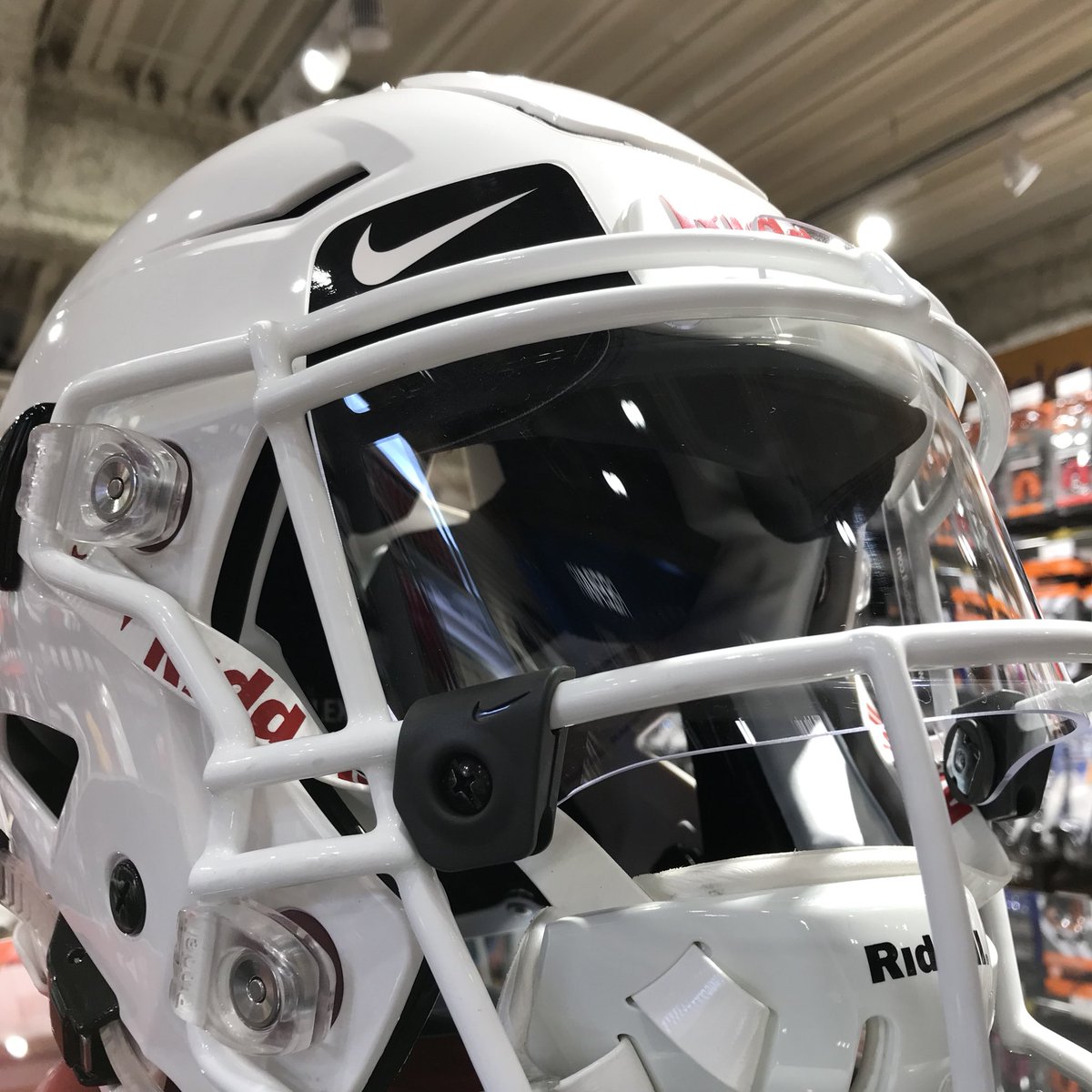 qbclubnews's tweet photo. 🎁 P R E S E N T 🎁
プレゼント企画 第1弾としまして、NIKE アイシールドを抽選3名様にプレゼントさせて頂きます🎉
インスタグラム・ツイッターで応募受け付けます😎
#nikeeyeshild #qbclub #アメフトスタイル
((応募期間))
2018年9月28日(金) 21時 〜 2018年10月12日(金) 21時まで https://t.co/OkijiEaejP