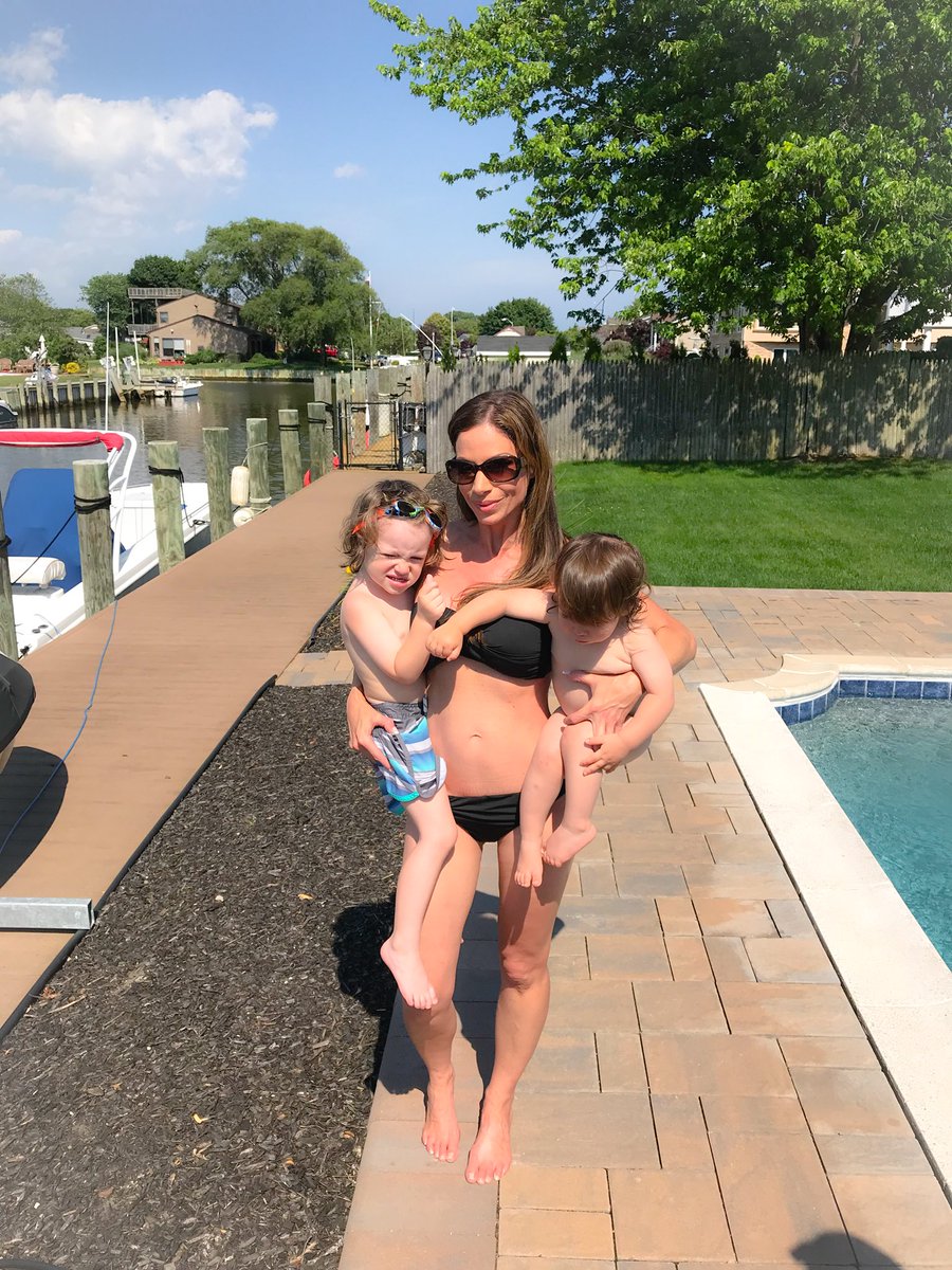 JillNicolini's tweet photo. #thestruggleisreal😂 👦🏼👶🏻 #epicphotofail #goodbyesummer2018 #welcomefall🍁🍂 https://t.co/ZpSANEFflJ