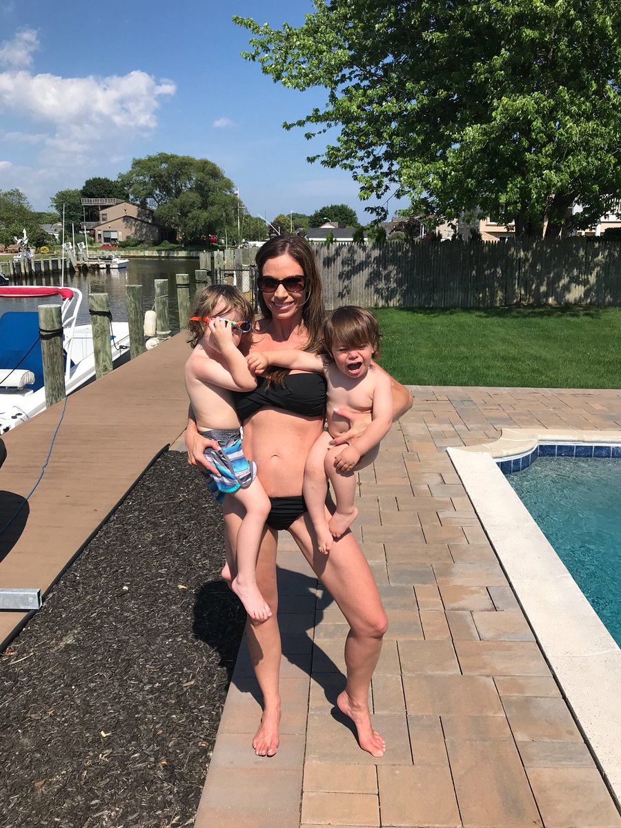 JillNicolini's tweet photo. #thestruggleisreal😂 👦🏼👶🏻 #epicphotofail #goodbyesummer2018 #welcomefall🍁🍂 https://t.co/ZpSANEFflJ