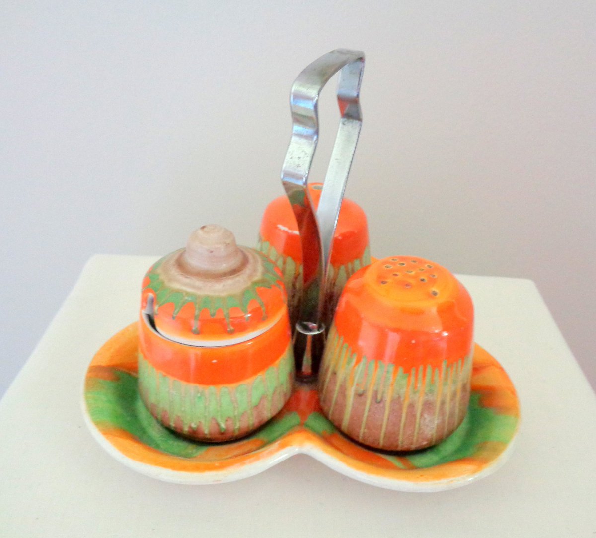 MullardAntiques's tweet photo. 1930s #Shelley Harmony Orange #dripware #Cruet Set. #ArtDeco. Salt Cellar/ Shaker. Pepper Pot/ Shaker. Mustard Pot. Stand. https://t.co/aBY6FchEk4 #housewares #orange #ceramic #china #homedecor #1930spottery #artdeco #harmony #retrohomedecor https://t.co/PiiouN2jHv