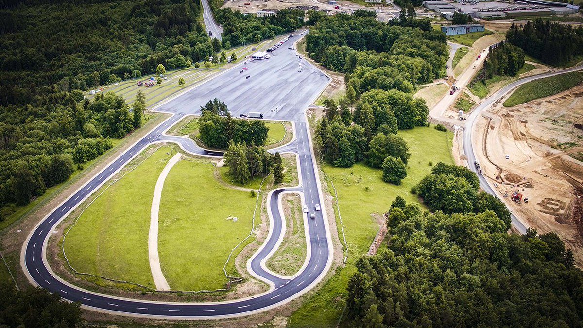 MercedesBenz_DE's tweet image. Die Teststrecke für die Zukunft: Daimler-Mitarbeiter und Fahrzeugentwickler Reiner Imdahl berichtet auf dem #Daimlerblog vom neueröffneten Prüf- und Technologiezentrum (PTZ) im baden-württembergischen Immendingen. 

Erfahrt mehr: mb4.me/ptz