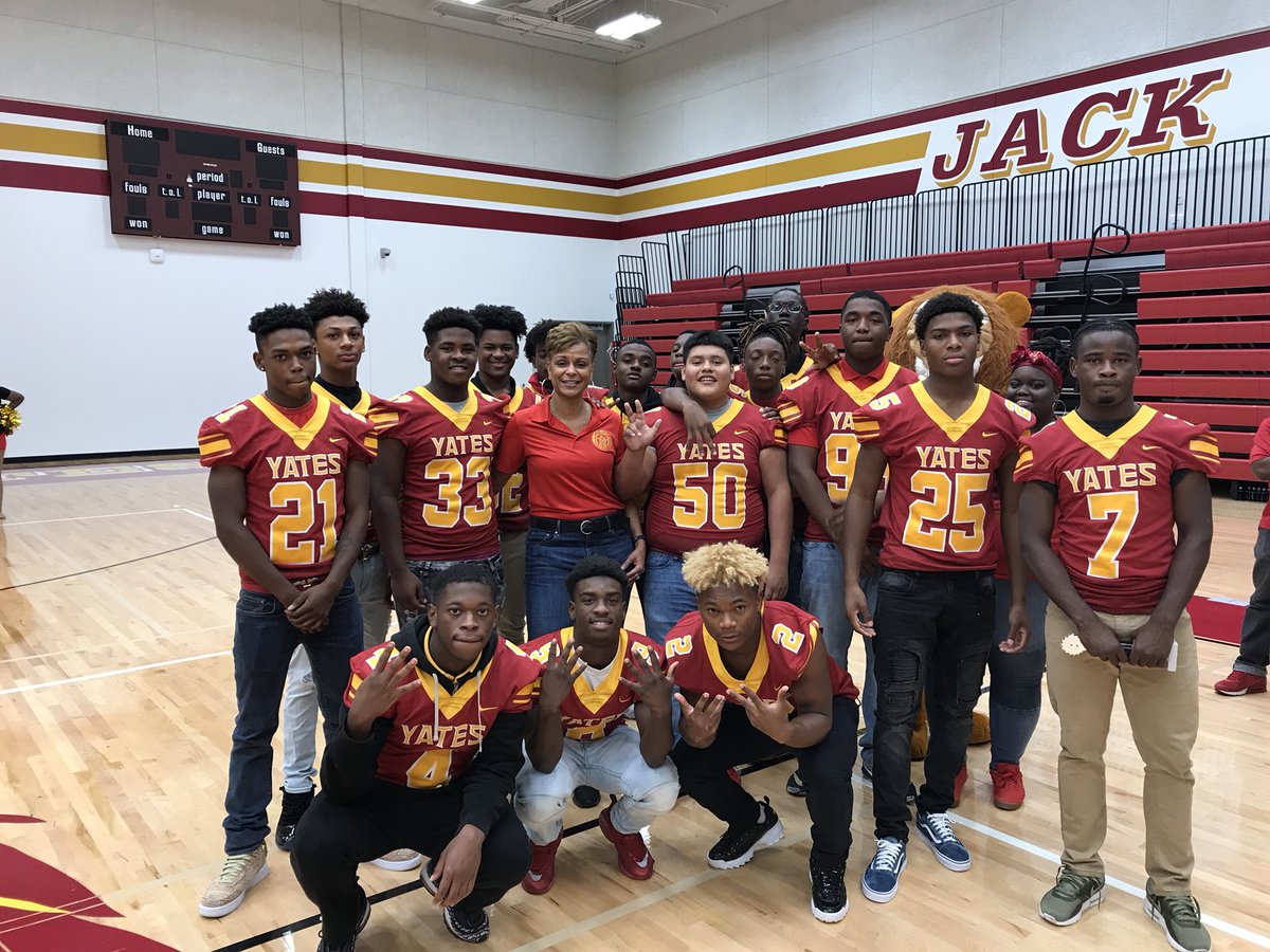 Scott St. Showdown and the battle of the Queens Friday Frenzy <a href="/NateGriffFOX26/">Nate Griffin</a> @tguilloryHISD <a href="/ScienceYates/">Jack Yates Science</a> #JYflyFridayFrenzy